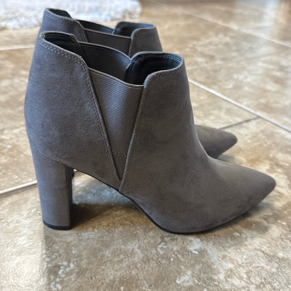 Marc Fisher suede pointed toe heel bootie sz 8